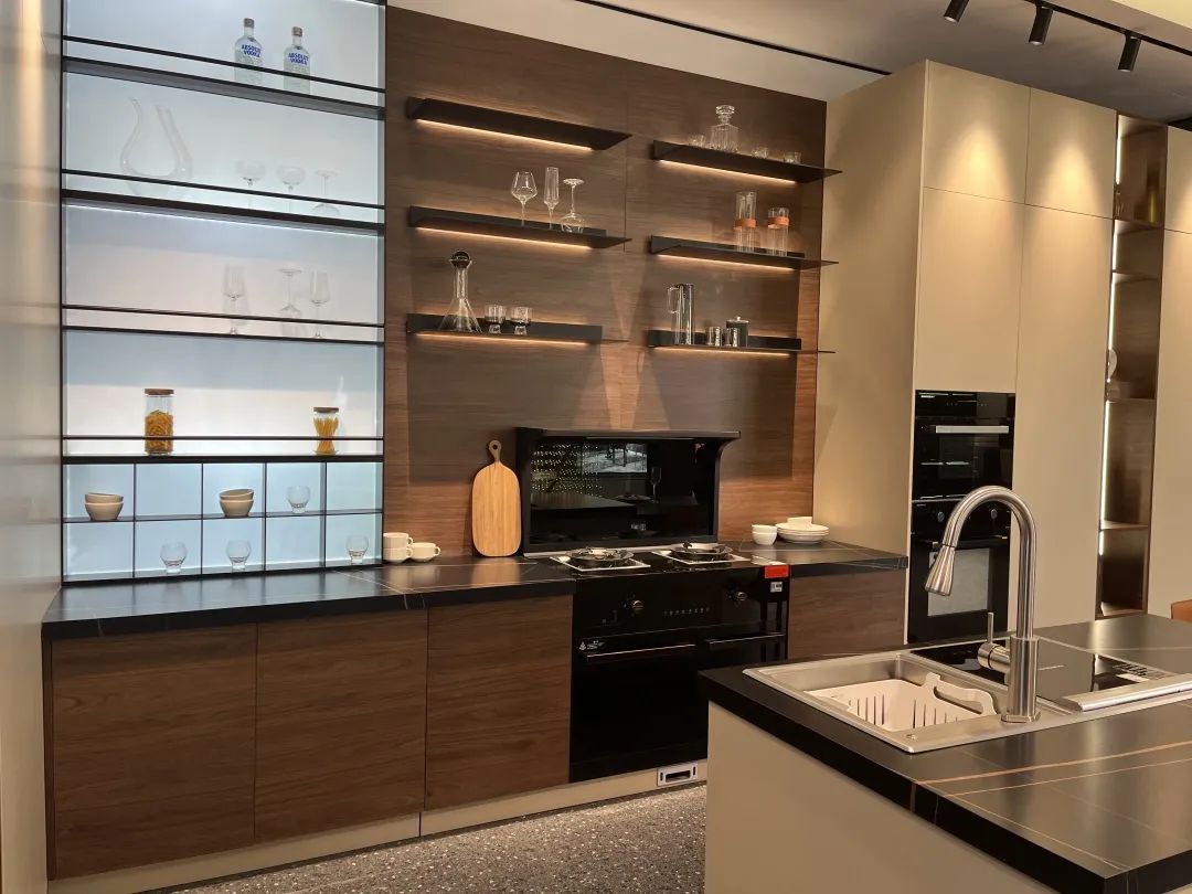 一部煥新家│傳統(tǒng)三件套已經(jīng)落伍，現(xiàn)在廚房流行這樣裝