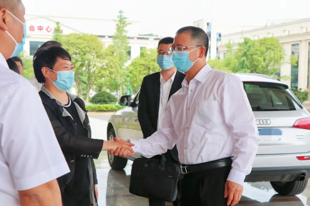 浙江高院等領(lǐng)導(dǎo)走進(jìn)帥豐集成灶，助力企業(yè)蓬勃發(fā)展