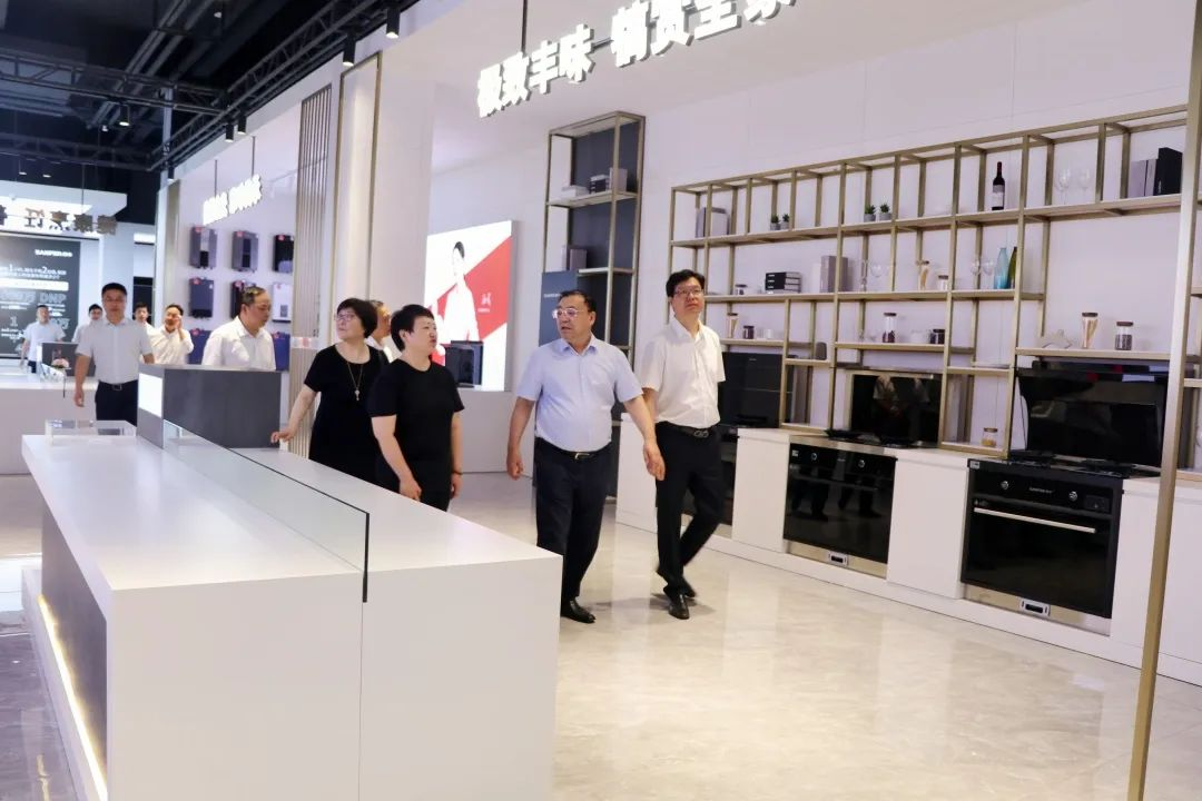 中國五金制品協(xié)會理事長一行蒞臨集成灶品牌帥豐電器考察指導(dǎo)