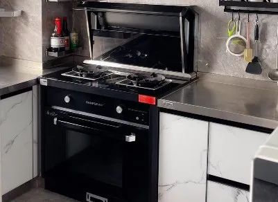 他的廚房選擇了帥豐集成灶，讓孩子體會到一位父親的濃濃愛意