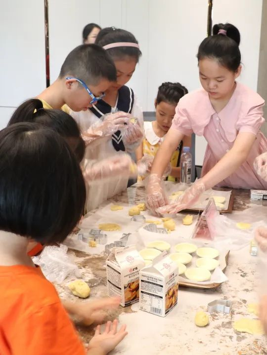 帥豐集成灶組織小美食家DIY趣游記活動(dòng)，在勞動(dòng)中尋找快樂(lè)