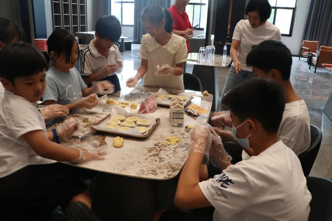 帥豐集成灶組織小美食家DIY趣游記活動(dòng)，在勞動(dòng)中尋找快樂(lè)