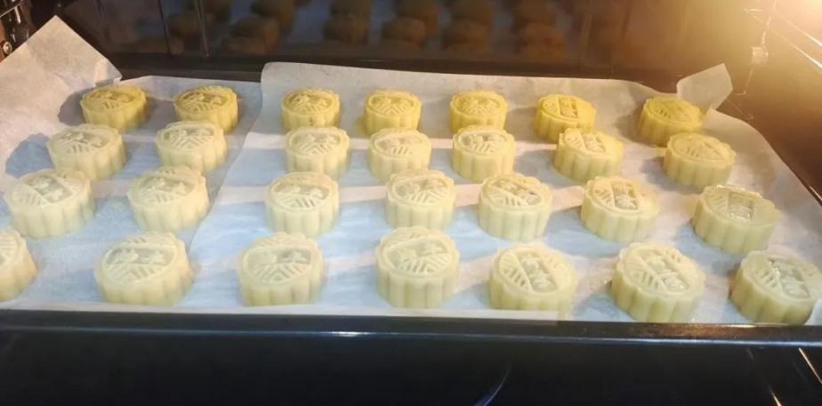 帥豐集成灶風(fēng)火輪蒸烤箱烤制的花式月餅，盡享中秋團(tuán)圓味！