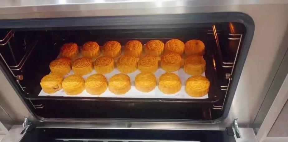 帥豐集成灶風(fēng)火輪蒸烤箱烤制的花式月餅，盡享中秋團(tuán)圓味！