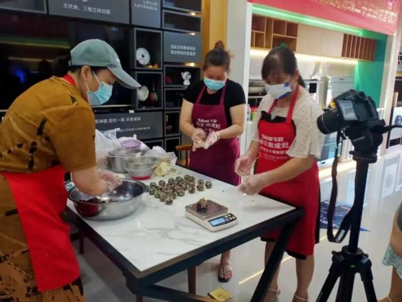 帥豐集成灶風(fēng)火輪蒸烤箱烤制的花式月餅，盡享中秋團(tuán)圓味！