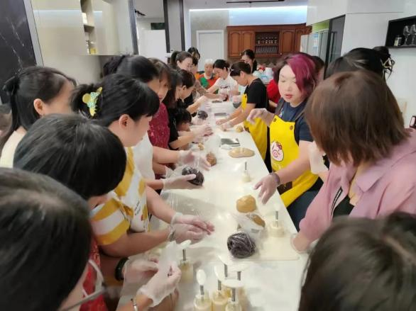 帥豐集成灶風(fēng)火輪蒸烤箱烤制的花式月餅，盡享中秋團(tuán)圓味！