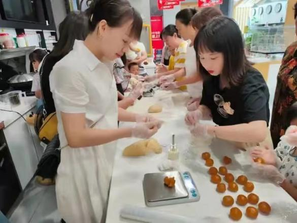 帥豐集成灶風(fēng)火輪蒸烤箱烤制的花式月餅，盡享中秋團(tuán)圓味！