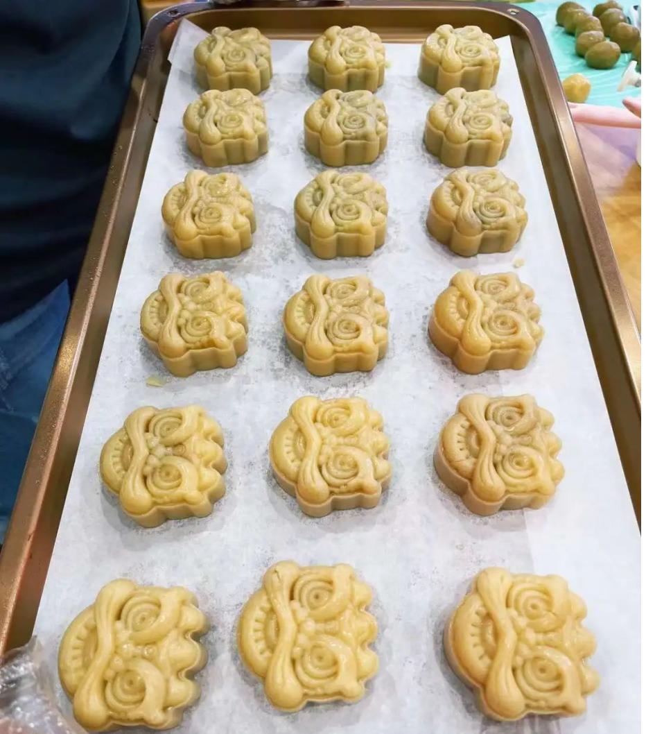 帥豐集成灶風(fēng)火輪蒸烤箱烤制的花式月餅，盡享中秋團(tuán)圓味！