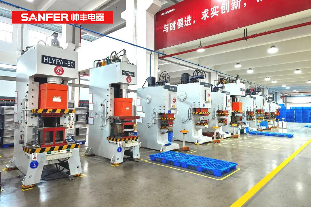 萬臺的倉儲空間來得及發(fā)貨嗎？別急！帥豐有AGV智能搬運車