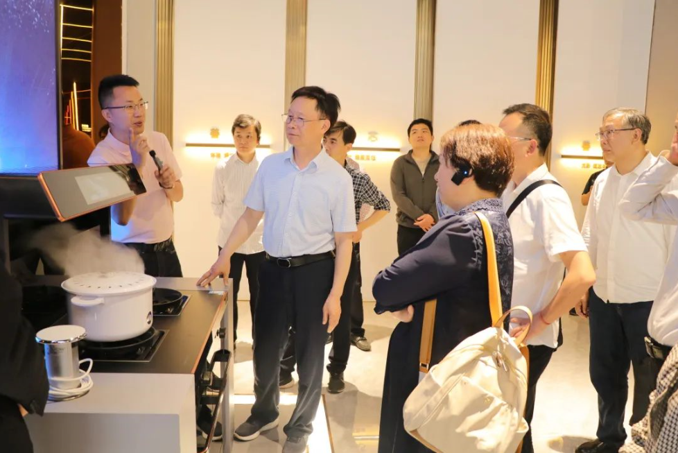 荊州市人大常委會黨組副書記、副主任鄧應(yīng)軍一行蒞臨帥豐調(diào)研指導(dǎo)，助力企業(yè)更好更快發(fā)展！