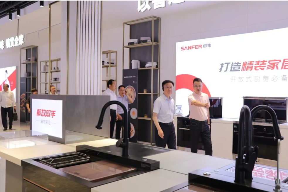 荊州市人大常委會黨組副書記、副主任鄧應(yīng)軍一行蒞臨帥豐調(diào)研指導(dǎo)，助力企業(yè)更好更快發(fā)展！