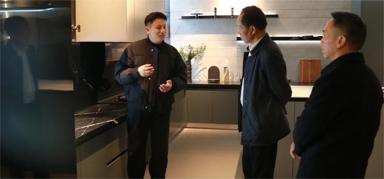 嘉興市南湖區(qū)人大常委會副主任俞海福一行蒞臨帥豐電器參觀調研