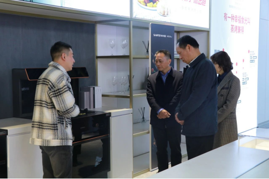 嘉興市南湖區(qū)人大常委會副主任俞海福一行蒞臨帥豐電器參觀調(diào)研