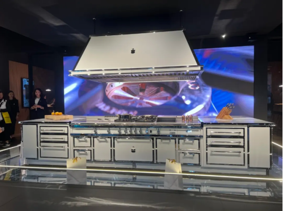 董事長商若云帶隊探知米蘭家具展，洞察國際家居設計新趨勢