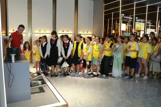 董事長商若云攜手舉辦愛心夏令營活動，點亮孩子們的精彩暑期！