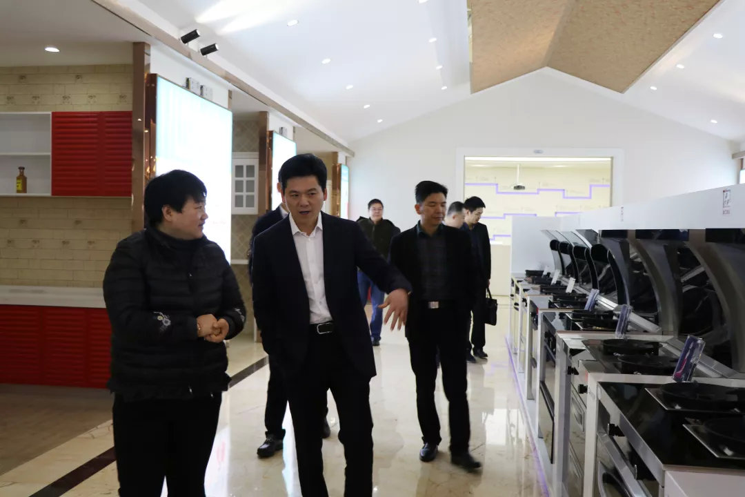 嵊州市長嚴(yán)鋼蒞臨指導(dǎo)，帥豐謹(jǐn)記叮囑，2019繼續(xù)領(lǐng)航嵊州廚電行業(yè)發(fā)展！
