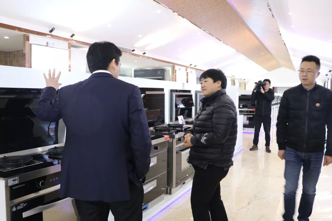 嵊州市長嚴(yán)鋼蒞臨指導(dǎo)，帥豐謹(jǐn)記叮囑，2019繼續(xù)領(lǐng)航嵊州廚電行業(yè)發(fā)展！