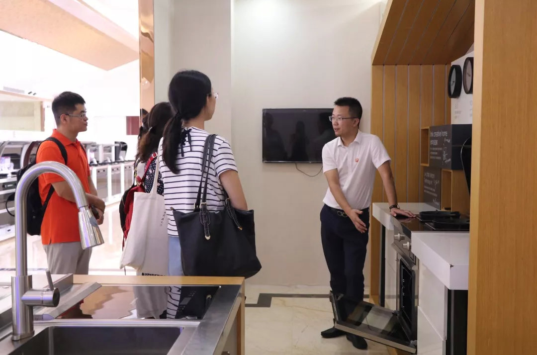 帥豐接受整體廚房考察，共寫行業(yè)未來新篇章!