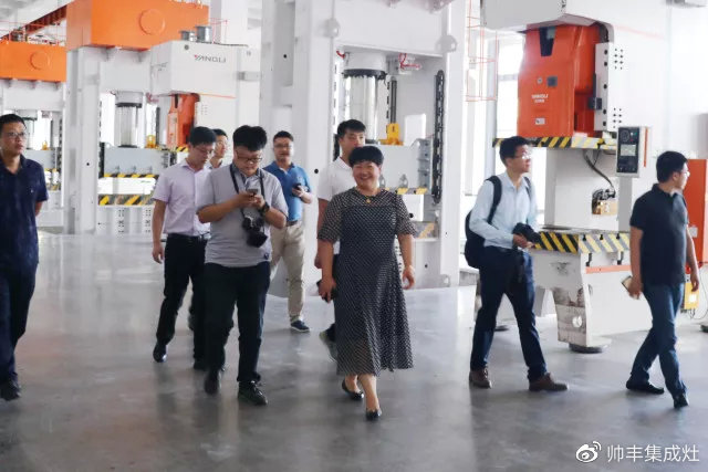 中國集成灶考察團蒞臨帥豐，專業(yè)品質贏盛贊