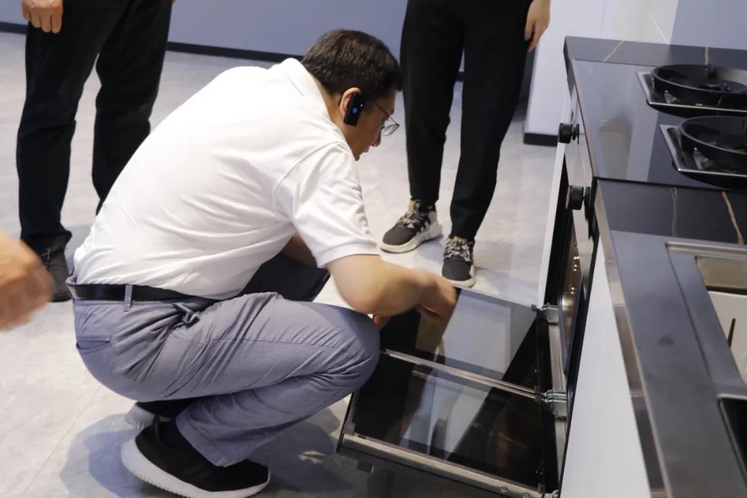 領(lǐng)勢而上，實(shí)力榮耀|“中國廚具之都”評審組專家走進(jìn)帥豐，考察指導(dǎo)相關(guān)工作