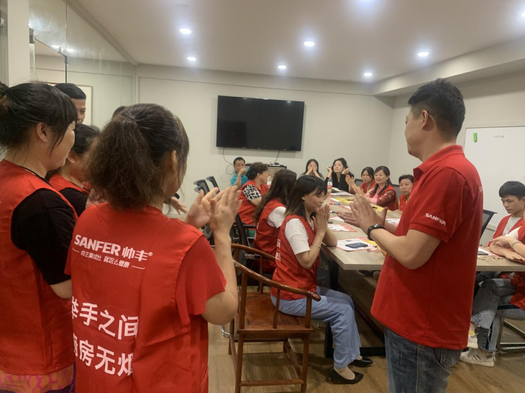 向帥豐電器優(yōu)秀經(jīng)銷商張熙明學(xué)習(xí)，共同目睹門店風(fēng)采