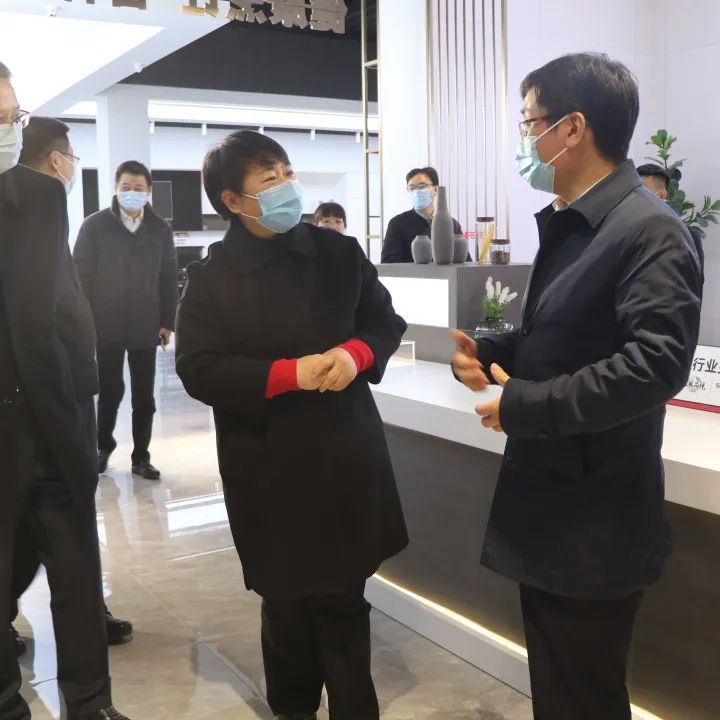 行業(yè)標(biāo)桿，彰顯豐采|紹興市委副書記、代市長施惠芳一行蒞臨帥豐調(diào)研指導(dǎo)！